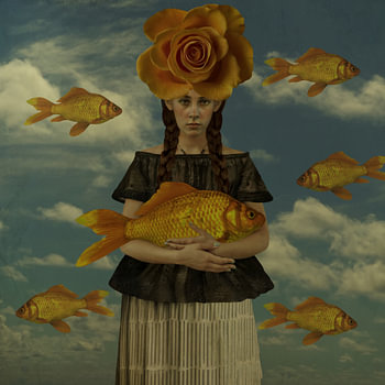 Vintage-Schönheit mit Orange Rose