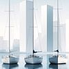 Segelboote vor urbaner Kulisse-01 von Rautenberg Digital Art Maritim