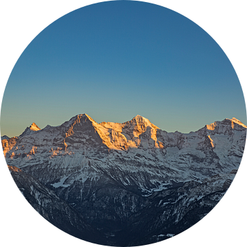 Zonsondergang en alpengloren boven de Berner Alpen van Martin Steiner