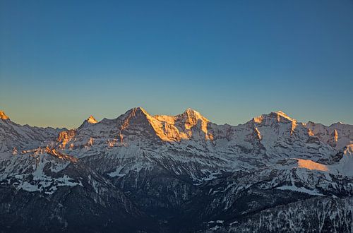 Zonsondergang en alpengloren boven de Berner Alpen