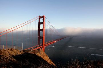 Golden Gate Bridge in de mist van Gerrit de Heus