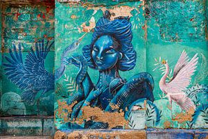 Straßenkunst Kolumbien | Portrait Frau in Blau von Ellis Peeters