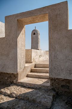 Minaret door een deuropening van Jane-Beverly Dughera