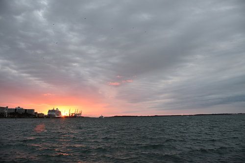 Een zonsopgang in de haven
