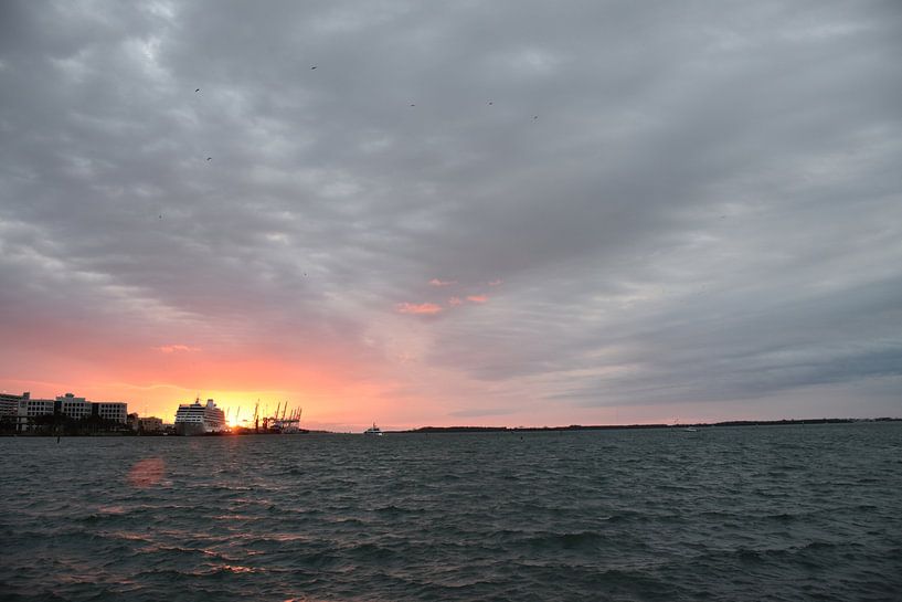 Un lever de soleil au port par Claude Laprise