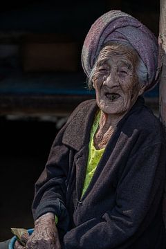 Oude balinese vrouw in een klein dorpje bij Ubud, in Bali. van Anges van der Logt