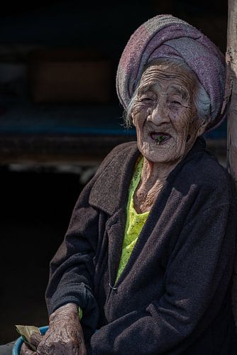 Alte balinesische Frau in einem kleinen Dorf in der Nähe von Ubud, Bali.
