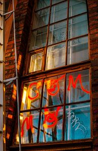 Industrielles Fenster mit Graffiti – Urbane Fotokunst