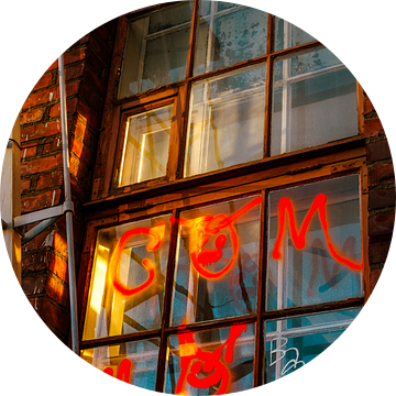 Industrieel Raam met Graffiti – Urban Fotokunst