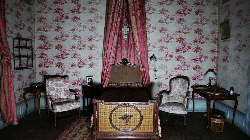 The red bedroom by Edou Hofstra