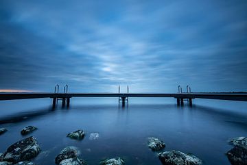 Steg an der Küste von Zeeland, Aufnahme mit langer Belichtungszeit! von Peter Haastrecht, van