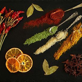 Kleurrijk stilleven met specerijen en kruiden . van Saskia Dingemans