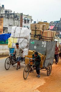 Rickshaws transportant de lourdes charges à New Delhi, Inde