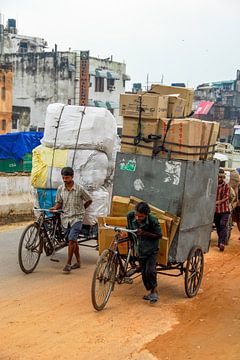 Rikschas mit schwerer Fracht in Neu-Delhi, Indien