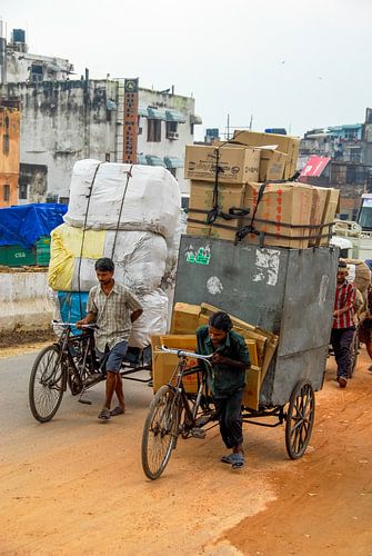 rickshaws met zware lading in New Delhi, India