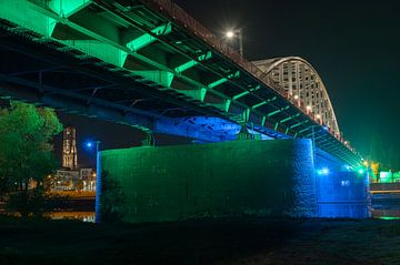 John Frost Brug over de Rijn bij Nacht Arnhem NL van Ton Bosman