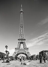 Springender Mann am Eiffelturm in Paris in Schwarz-Weiß von Floor Fotografie