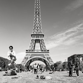 L'homme qui saute à la Tour Eiffel à Paris en noir et blanc sur Floor Fotografie