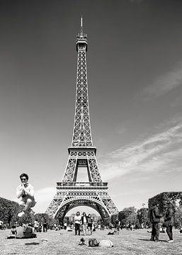 Springende man bij Eiffeltoren in Parijs in zwart-wit van Floor Fotografie