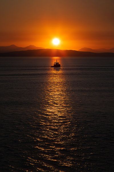 Zonsondergang op Zee | Boot in de spotlight | Canada | travelphotography | Vancouver Island van Laura Dijkslag