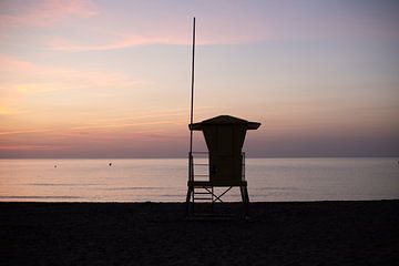 Strandwacht huisje bij zonsopkomst van Sandra Hogenes