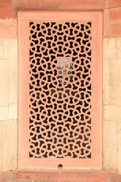Roze houten deur met houtsnijwerk van Irma Grotenhuis