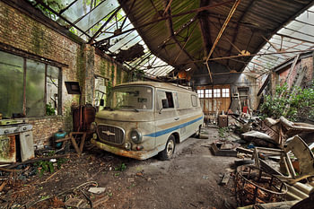 Fourgon vintage Urbex dans un hangar désaffecté