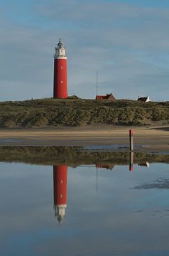Den Leuchtturm spiegeln (Texel) von Wim van der Geest