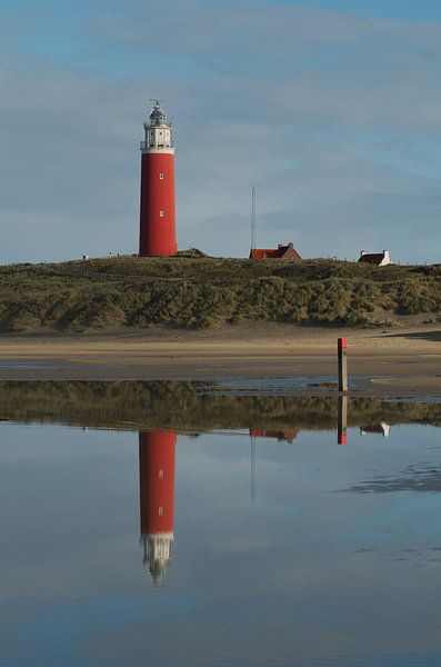 Reflection of the lighthouse (Texel) by Wim van der Geest