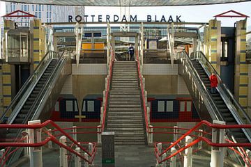 De entree van Station Blaak in Rotterdam van Gert van Santen