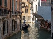 Gondelier in Venetie van Raymond Schrave thumbnail