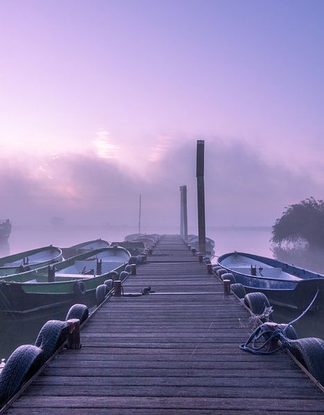 Lever de soleil brumeux au bord de l'eau. par Rick van de Kraats