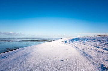 Sneeuw zeedijk van Jan Georg Meijer