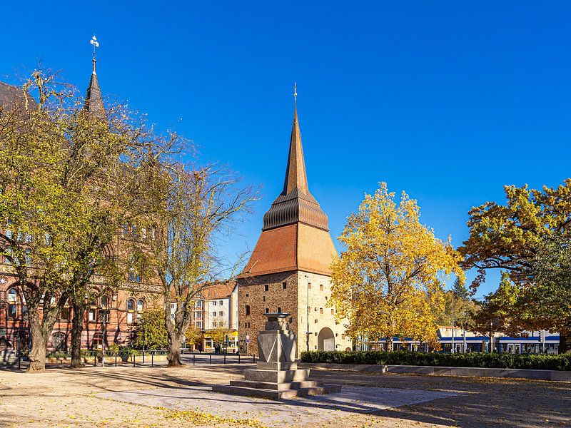 Blick auf das Steintor in der Hansestadt Rostock im Herbst von Rico Ködder