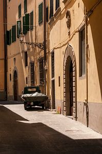 Piaggio Ape in straatje toscane van Erik van 't Hof