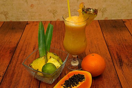 Tropische alcoholvrije cocktail met ananas-limoen-papaya-sinaasappel
