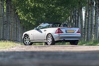 Zilveren Mercedes-Benz SLK cabriolet met het dak open