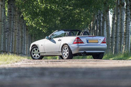 Silbernes Mercedes-Benz SLK Cabriolet mit geöffnetem Dach