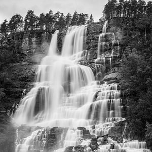 Der Tvindefossen-Wasserfall in Schwarz-Weiß, Vestland, Norwegen