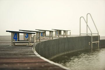 Startblok voor zwemmers op een steiger van Jenco van Zalk