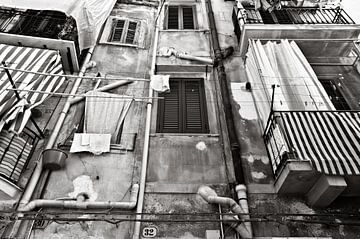 Verfallene, sizilianische Hausfassade in Palermo in Schwarz-Weiss von Silva Wischeropp
