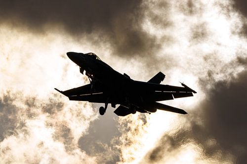 Landende U.S. Navy Boeing F/A-18E Super Hornet.