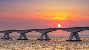 Zonsopkomst bij de Zeelandbrug, Zeeland, Nederland van Henk Meijer Photography