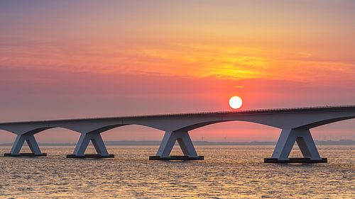 Zonsopkomst bij de Zeelandbrug, Zeeland, Nederland van Henk Meijer Fotografie