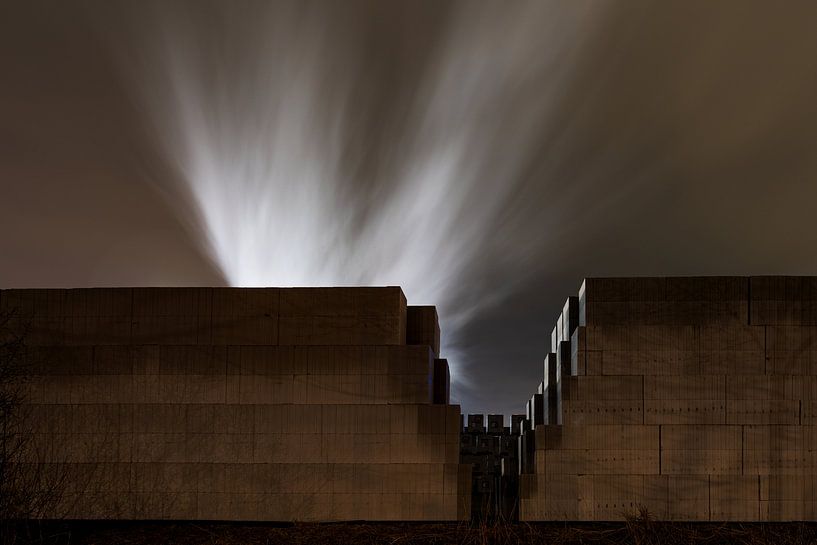 Calcaire et panache de vapeur la nuit par Eugene Winthagen