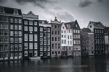 Traditionele huizen en bruggen in Amsterdam