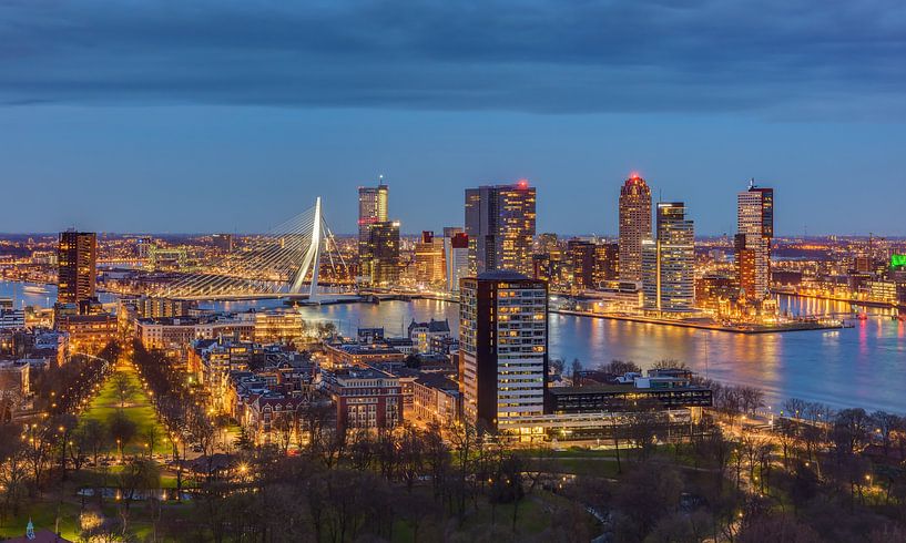 Rotterdam Skyline am Abend von Michael Valjak