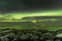 Aurore au-dessus des formations rocheuses en Norvège