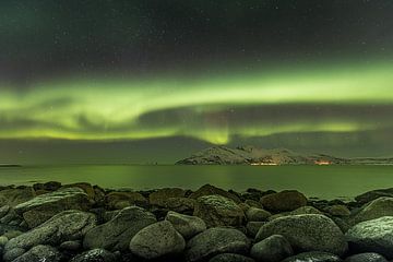 poollicht boven rotspartijen in Noorwegen van Marco Verstraaten