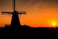 silhouette van molen de Grauwe beer tijdens zonsondergang